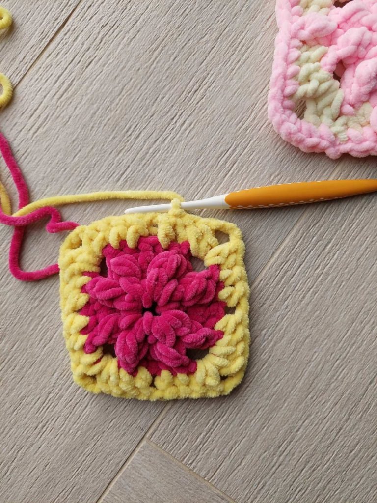 Granny squaree using velvet yarn Pattern