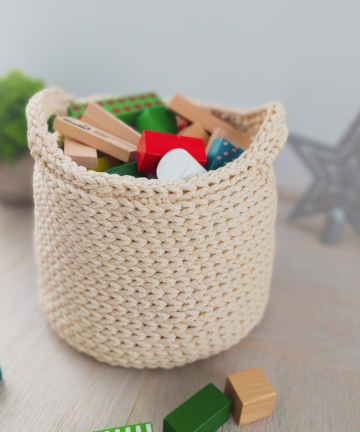 Midi size crochet basket with handles