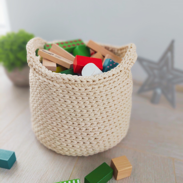 Midi size crochet basket with handles